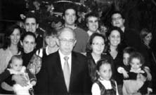 Eduardo, rodeado de su esposa, hijos y nietos ese mismo día
